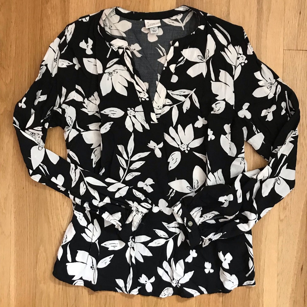 ✨ NWOT FLORAL CREPE TUNIC ✨